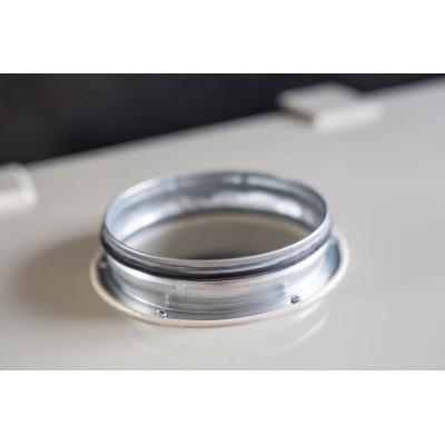 Detail příruby s dvoubřitým těsněním - mají veškeré RECUBOXY, kromě chemicky odolných. Ty mají plastové příruby.